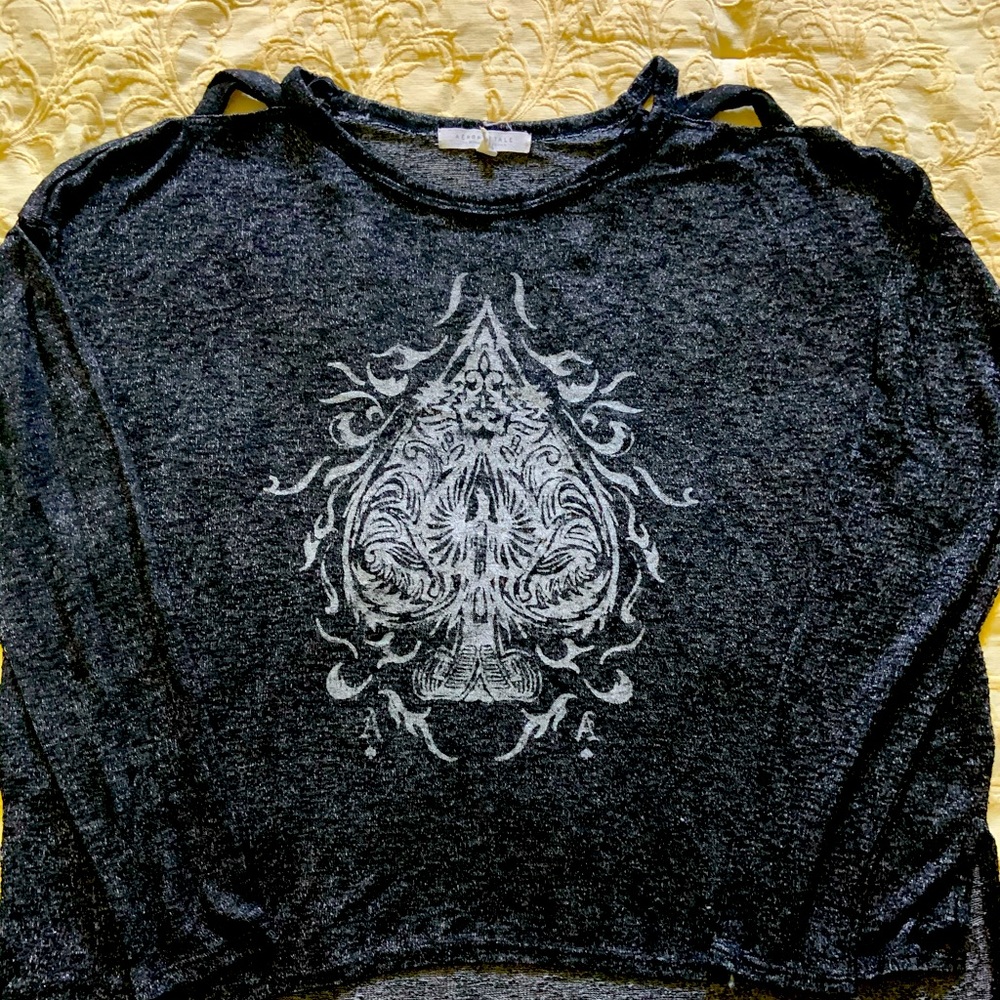 Grey shoulder “peek” too